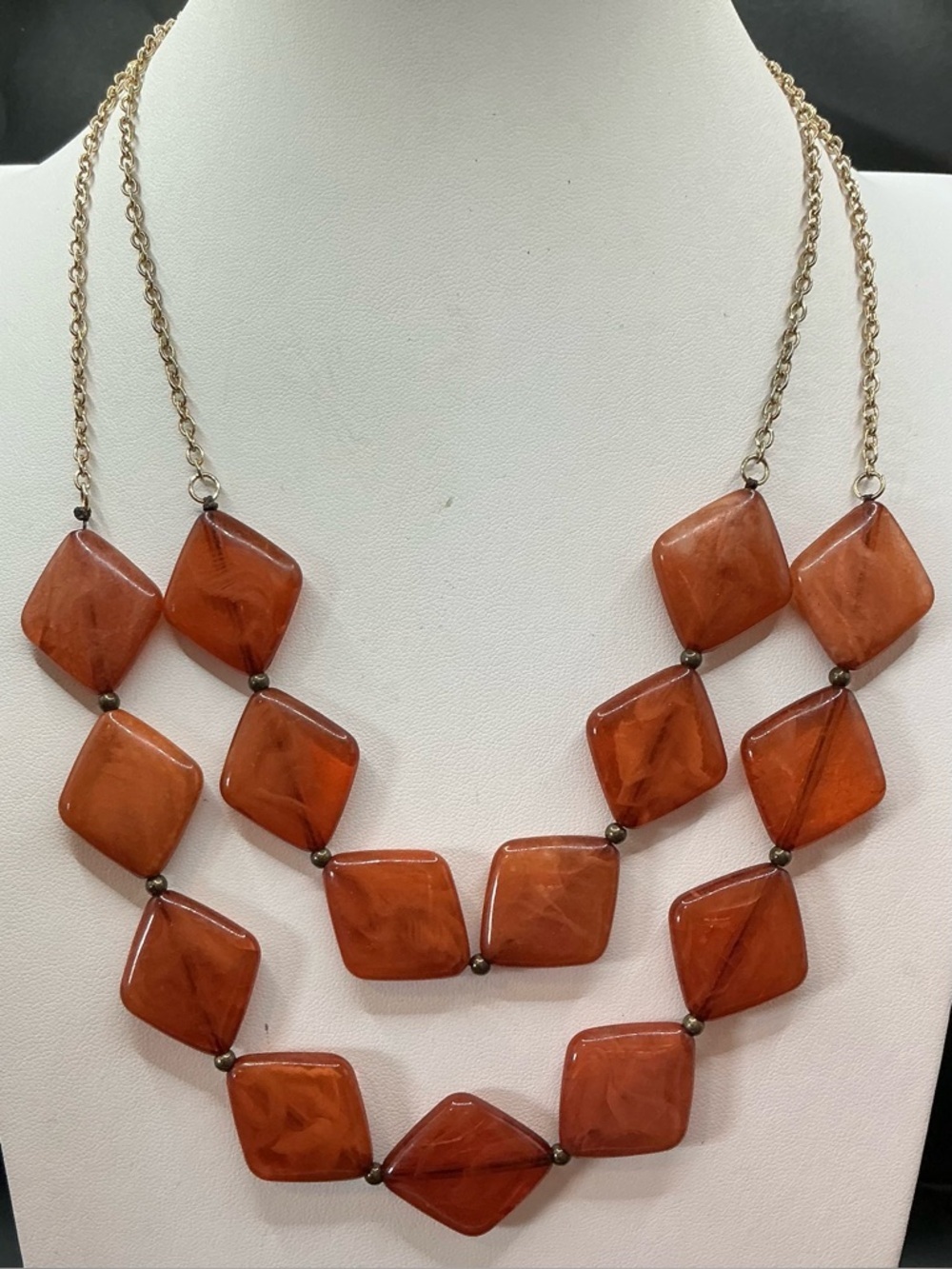 1946 BRAND AMBER TRANSLUCENT DIAMOND SHAPE BEAD GOLD TONE STRAND NECKLACE